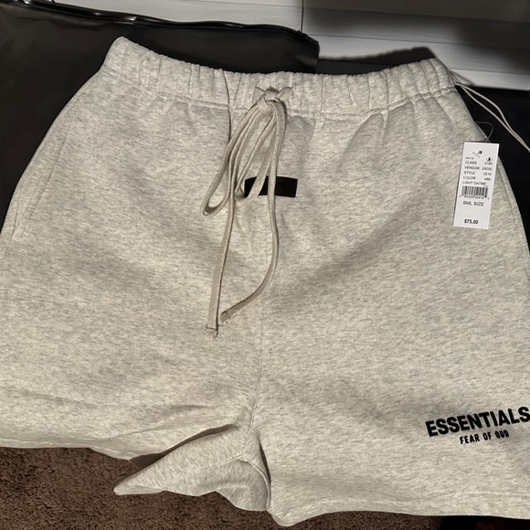 Essentials Shorts - Picture 1 of 5